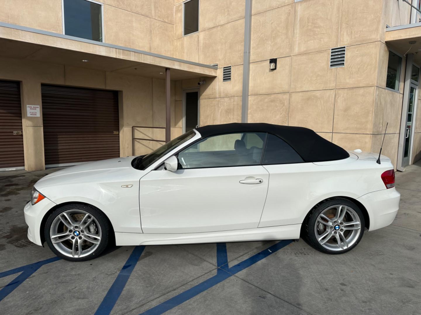 2011 WHITE /Black BMW 1-Series 135i Convertible (WBAUN7C56BV) with an 3.0L L6 DOHC 24V engine, Automatic transmission, located at 30 S. Berkeley Avenue, Pasadena, CA, 91107, (626) 248-7567, 34.145447, -118.109398 - Experience the Ultimate Driving Pleasure: 2011 BMW 135i Convertible Now Available in Pasadena, CA Discover the thrill of open-air driving with the 2011 BMW 135i Convertible, a perfect blend of luxury and performance, now featured at our BHPH dealership in Pasadena, CA. This exquisite convertible - Photo#1